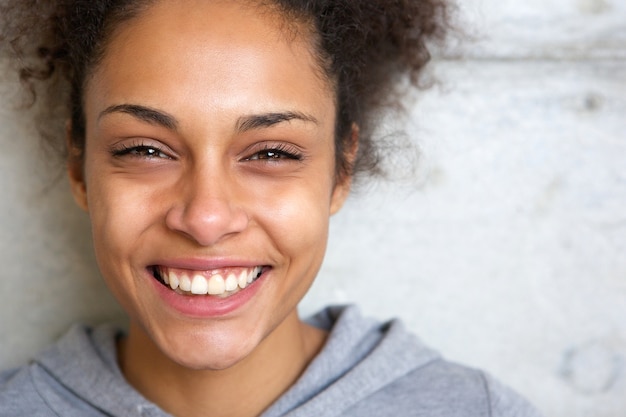 Hermosa joven afroamericana sonriendo