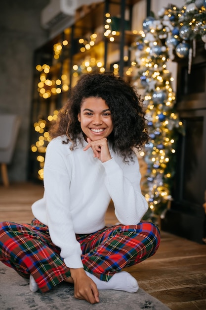 Hermosa joven afroamericana en el suelo