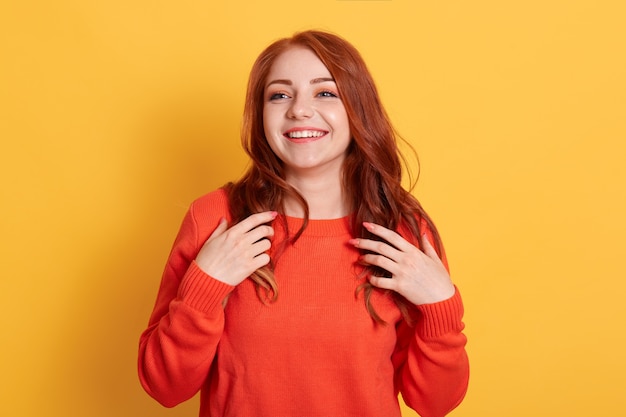 Hermosa joven alegre vistiendo jersey naranja