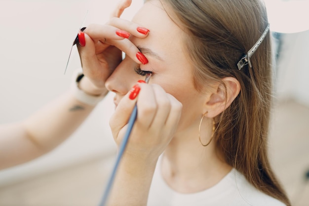 Hermosa joven aplicando pincel de rostro de belleza de maquillaje