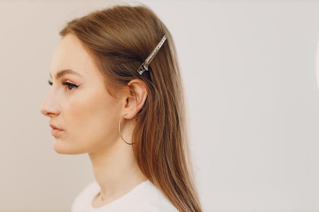 Hermosa joven aplicando pincel de rostro de belleza de maquillaje