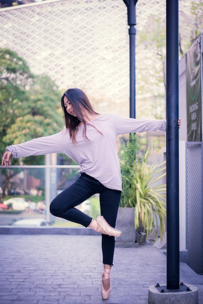 Hermosa joven asiática bailarina de ballet de la calle