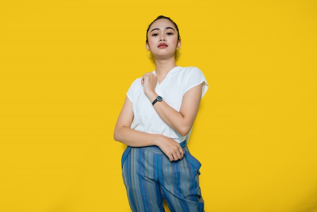 Foto hermosa joven asiática con camiseta blanca