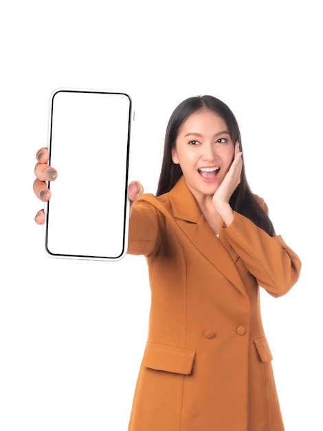 Hermosa joven asiática Emocionada chica sorprendida mostrando un teléfono inteligente con pantalla en blanco pantalla blanca para publicidad de aplicaciones móviles aislada en la pantalla del teléfono inteligente de fondo blanco Imagen simulada