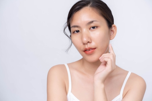Hermosa joven asiática con piel limpia y fresca sobre fondo blanco. Retrato de mujeres asiáticas.