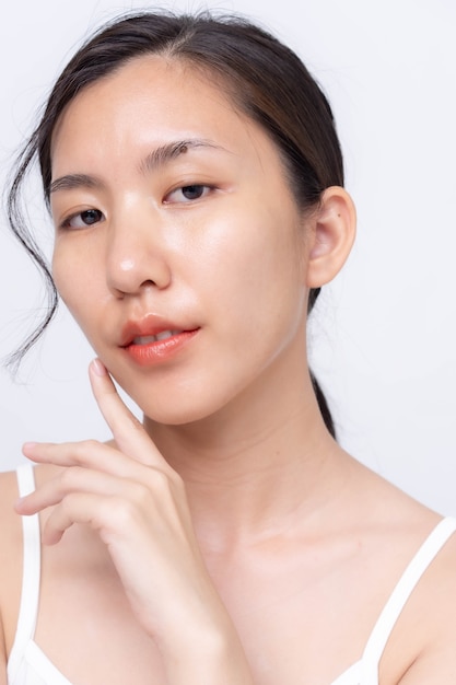 Hermosa joven asiática con piel limpia y fresca sobre fondo blanco. Retrato de mujeres asiáticas.