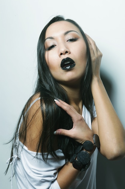 Hermosa joven asiática con piel perfecta y lápiz labial negro, sesión de moda