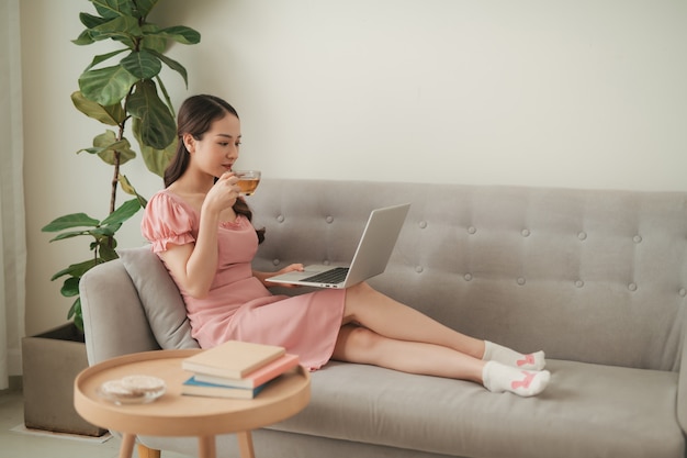 Hermosa joven asiática usando laptop