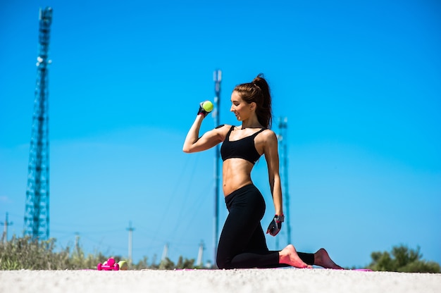 hermosa joven atleta comprometido al aire libre