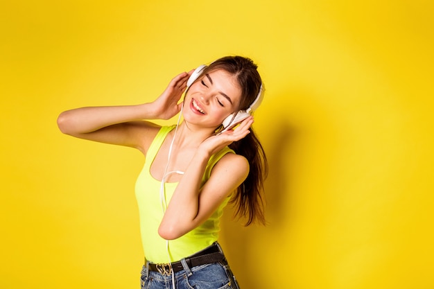 Hermosa joven con auriculares