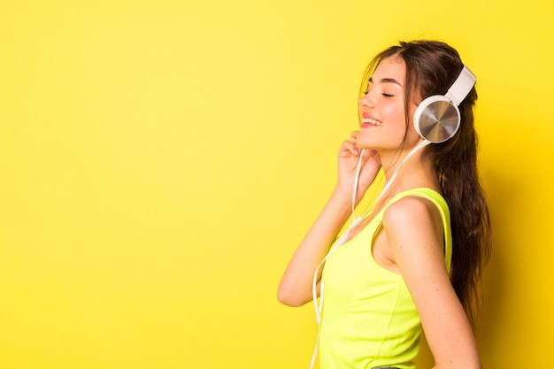 Hermosa joven con auriculares