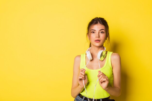 Hermosa joven con auriculares