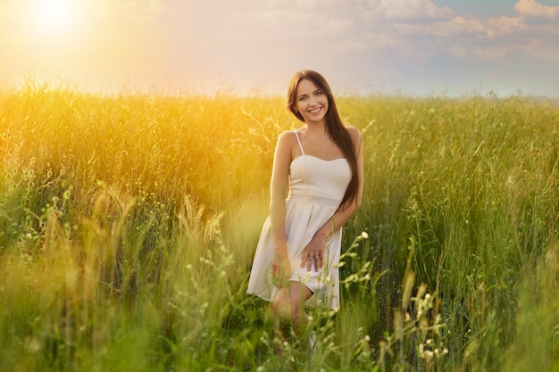 Hermosa joven bailando en el campo