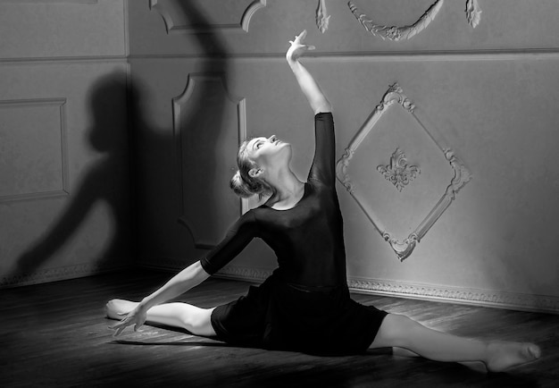 Foto hermosa joven bailarina bailando con tutú de ballet en estudio de silueta