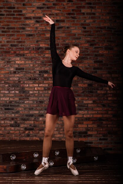 Hermosa joven bailarina con zapatos de punta