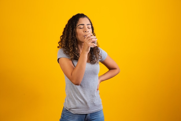 Hermosa joven bebiendo un vaso de agua fresca