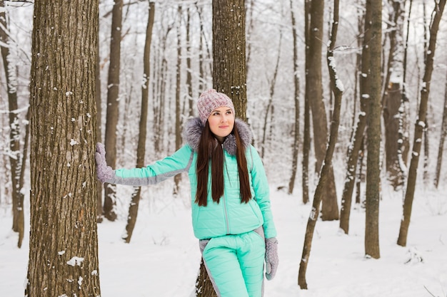 Hermosa joven en un bosque de invierno blanco.