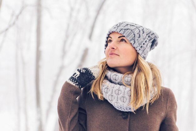 Hermosa joven en un bosque de invierno blanco