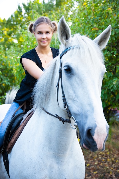 Hermosa, joven a caballo, estilo campestre