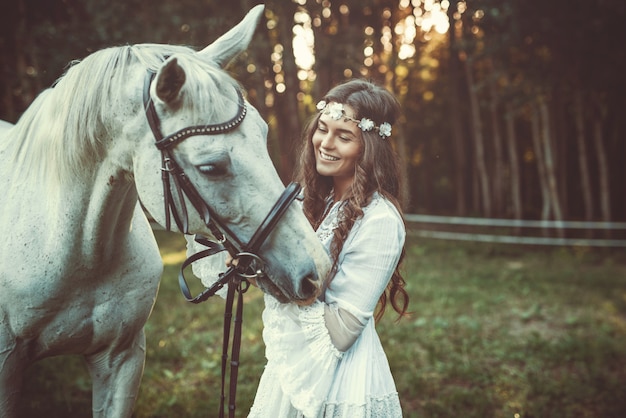 Hermosa joven y caballo