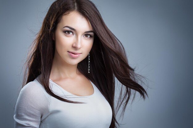 Hermosa joven con cabello oscuro