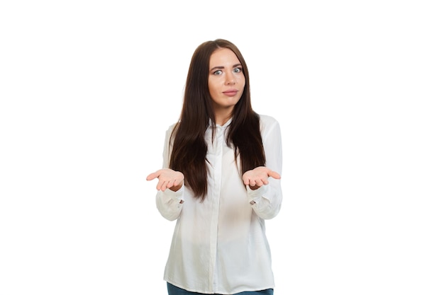 Foto hermosa joven en una camisa blanca sobre un fondo blanco.