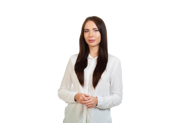 Hermosa joven en una camisa blanca sobre un fondo blanco.