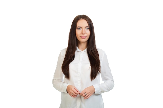 Foto hermosa joven en una camisa blanca sobre un fondo blanco.