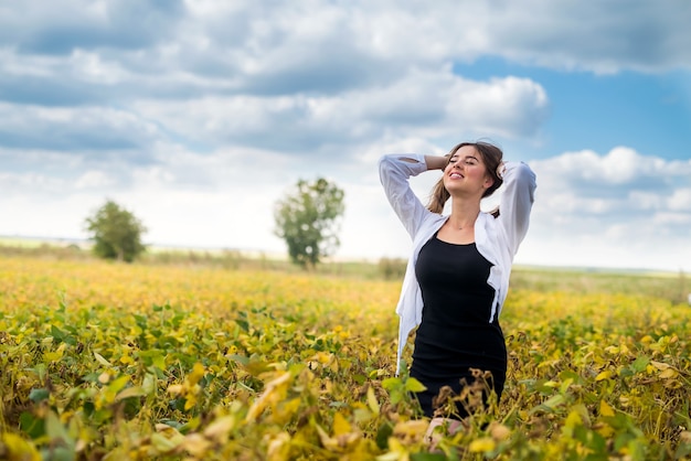 Hermosa joven en campo rural en día de verano, estilo de vida feliz