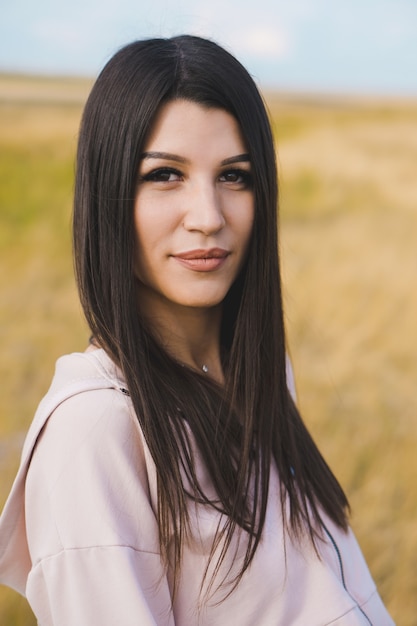 Hermosa joven en el campo de trigo