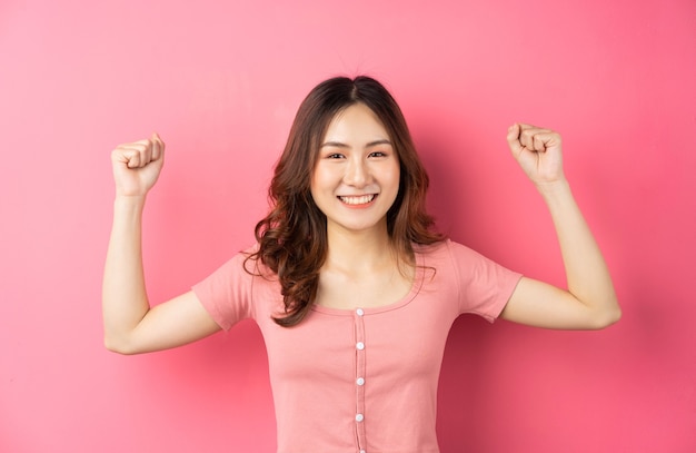 Hermosa joven celebrando la victoria en turquesa