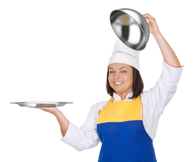 Hermosa joven chef con restaurante Cloche sobre un fondo blanco.