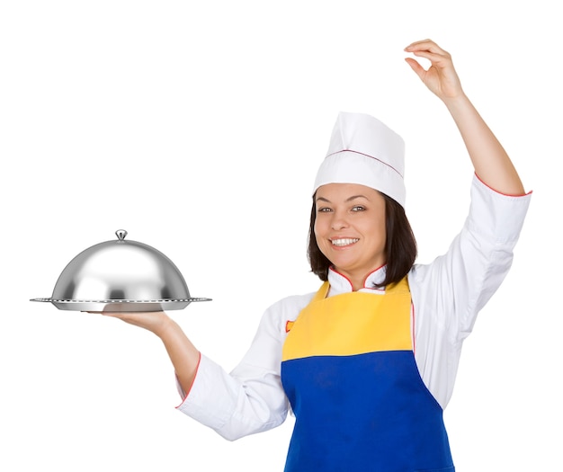 Hermosa joven chef con restaurante Cloche sobre un fondo blanco.