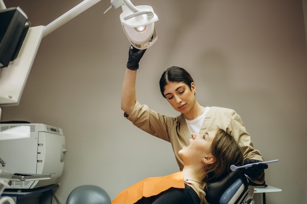 Hermosa joven en la cita con el dentista