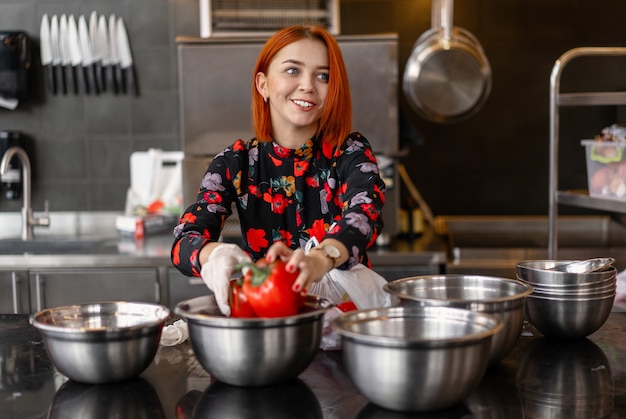 Hermosa joven cocinando