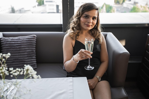 hermosa joven con un cóctel en un restaurante