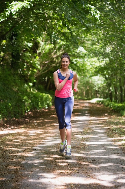 Hermosa joven corriendo hacia la cámara