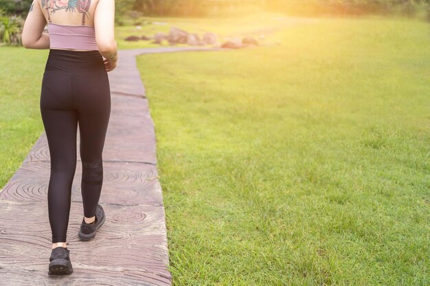 Hermosa joven corriendo en el parque