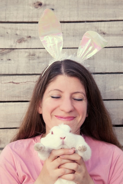 Foto hermosa joven cosquillas por un conejo