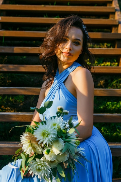 Hermosa joven dama de honor con pelo rizado