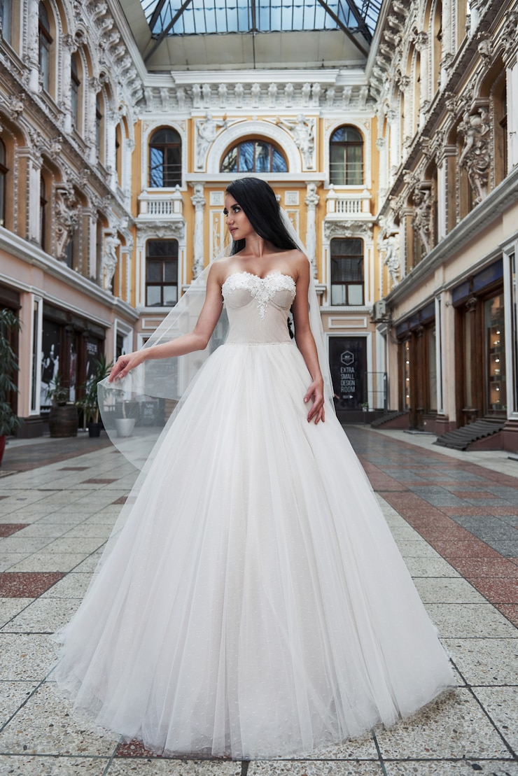 Foto hermosa joven delicada, novia sexy en lujoso vestido de novia