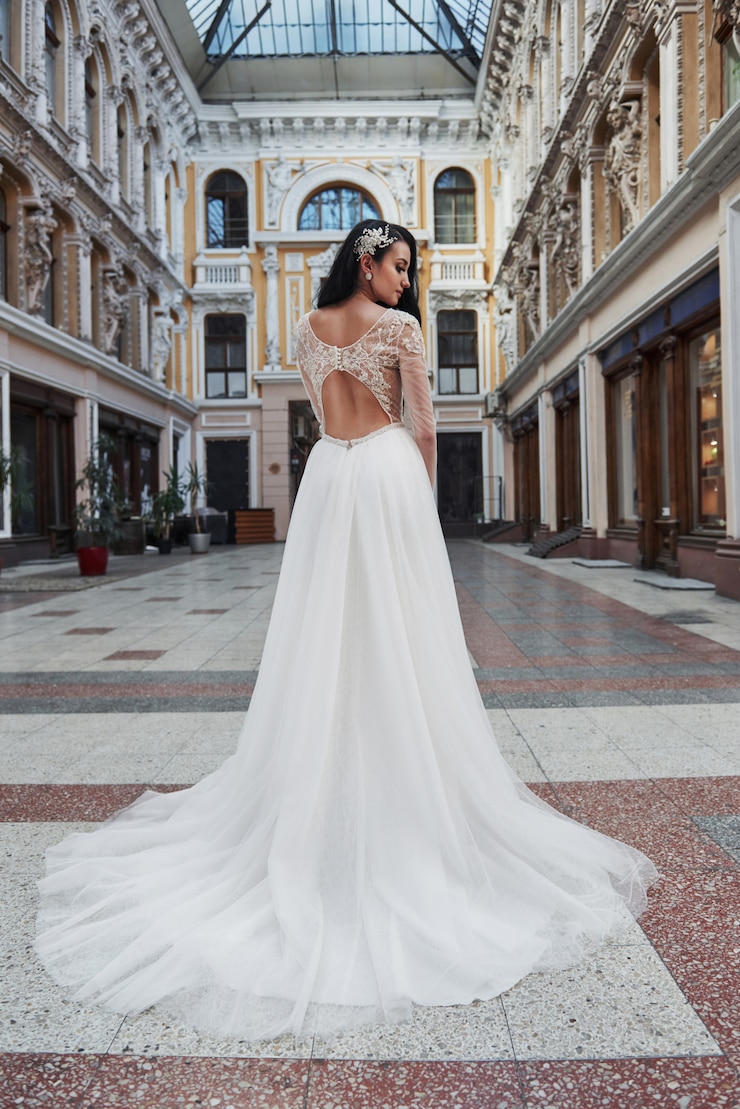 Foto hermosa joven delicada, novia sexy en lujoso vestido de novia