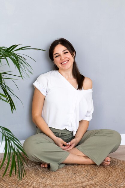 Foto hermosa joven descalza sonriendo