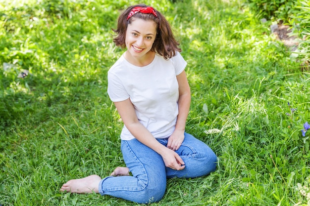 Hermosa joven descansando hierba verde