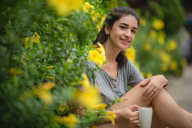 Hermosa joven se despertó por la mañana para hacer ejercicio en bicicleta al aire libre, estilo de vida saludable, rutina matutina en el parque, concepto de actividad al aire libre. buen tiempo y amanecer.