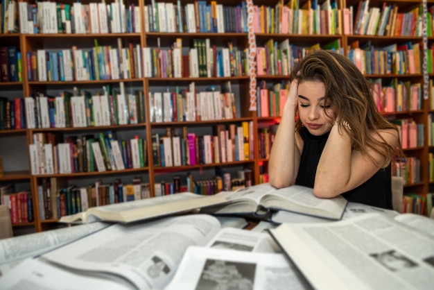 Hermosa joven después de estudios escolares en la biblioteca de la ciudad. Concepto de biblioteca