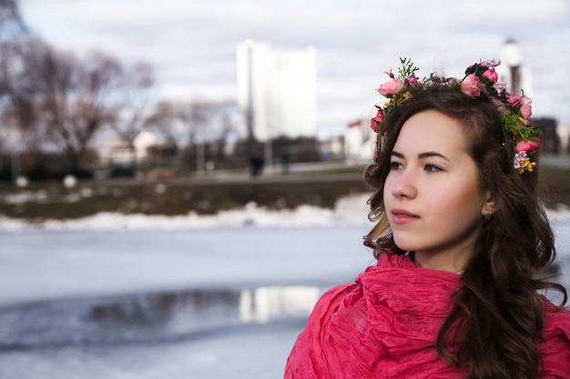 Hermosa joven con una diadema floral