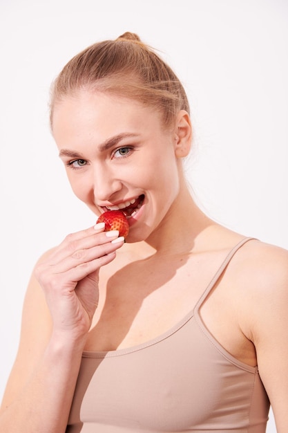 Hermosa joven disfrutando de jugosas frutas