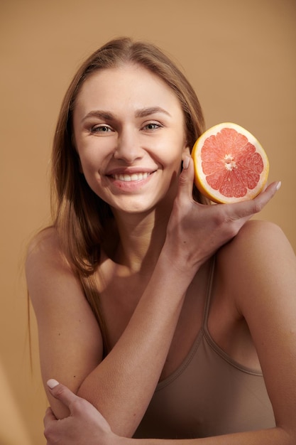 Hermosa joven disfrutando de jugosas frutas