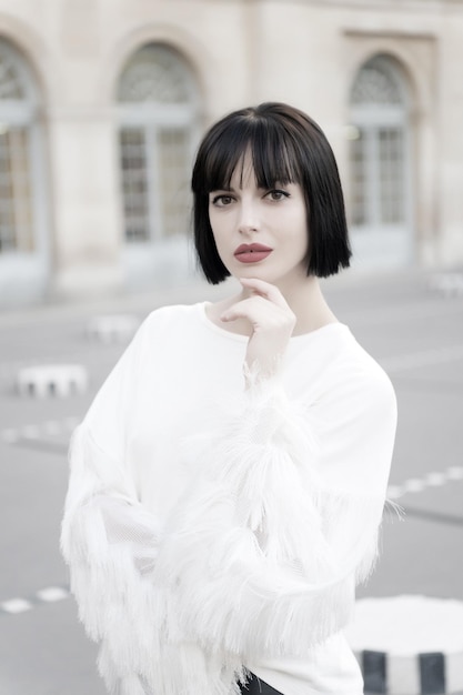 Hermosa joven disfrutando del palacio en París, Francia.